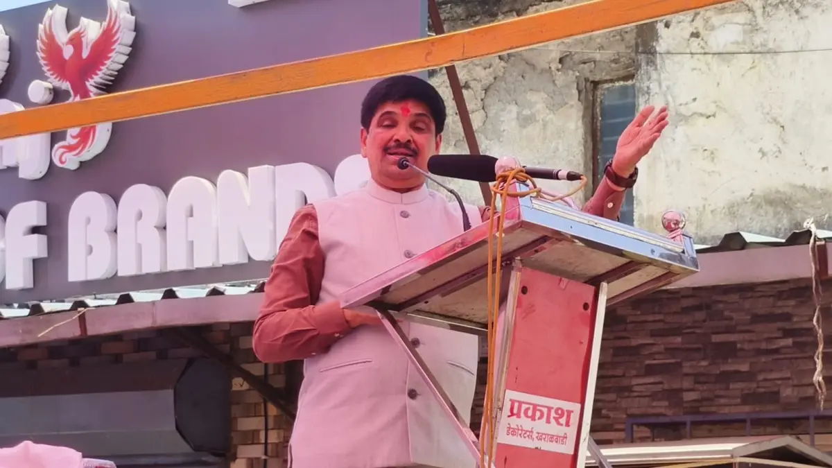 <div><strong>देशाच्या विकासामध्ये श्रमिकांचा सिंहाचा वाटा हे कदापी विसरून चालणार नाही - कामगार नेते यशवंतभाऊ भोसले</strong></div>