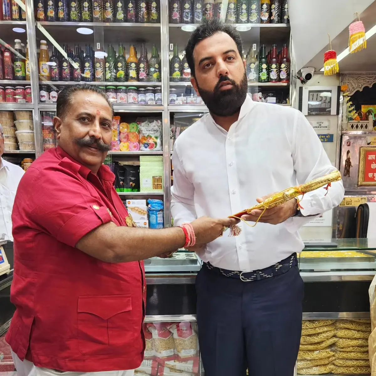 लोणावळ्यातील A1 चिक्कीला मेवाडच्या महाराजांची खास भेट; परंपरा आणि राजेशाही वारशाचा अनोखा संगम