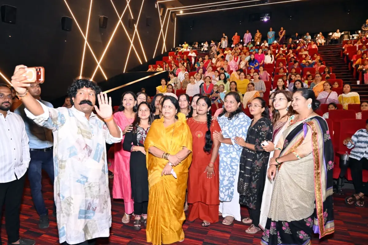 देऊळ बंद' चित्रपटाचा २ हजारांहून अधिक महिलांनी घेतला अनुभव; अनुप मोरे फाउंडेशनचा स्तुत्य उपक्रम. - Chalta Bolata News