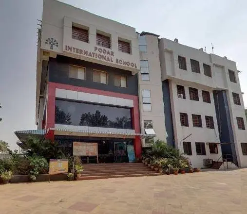पिंपरी-चिंचवड हादरले! पोद्दार इंटरनॅशनल स्कूलमध्ये लोखंडी गेट अंगावर पडून सुरक्षारक्षकाचा दुर्दैवी मृत्यू