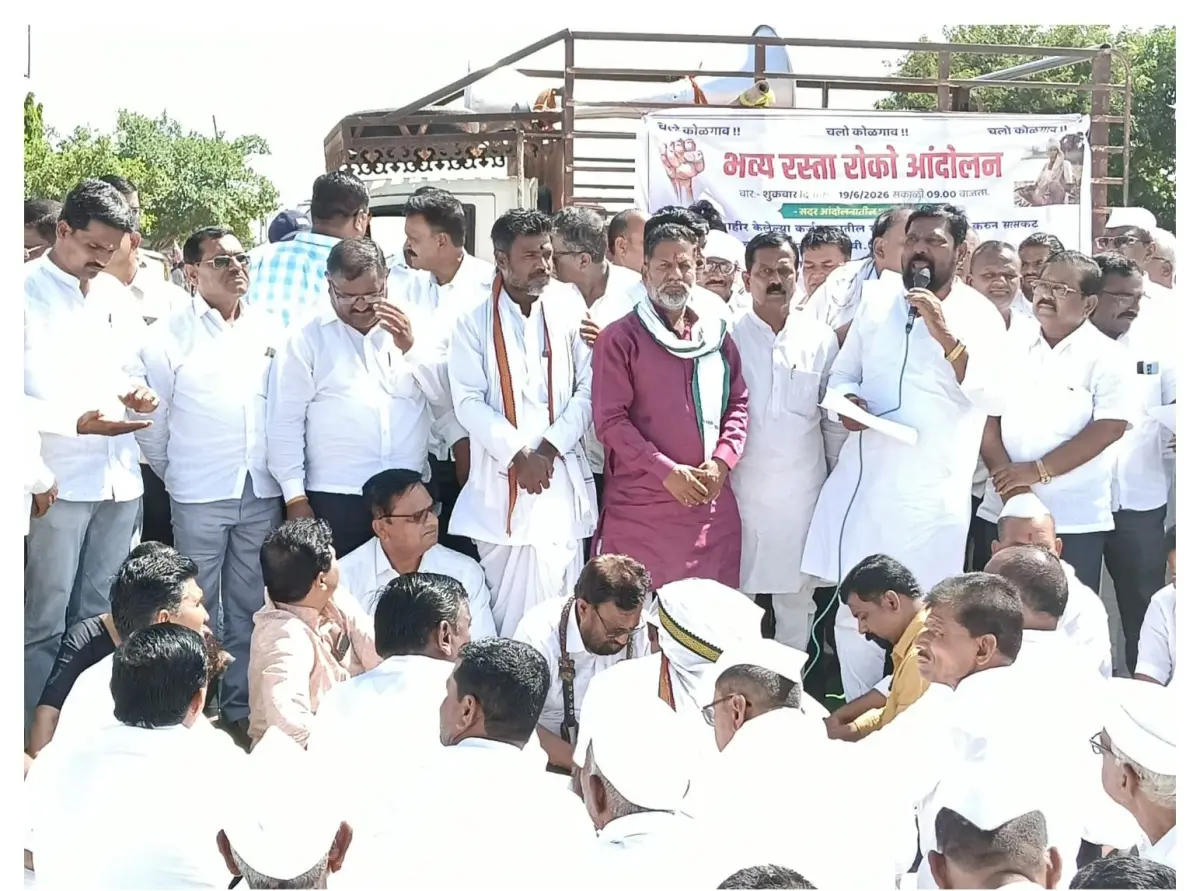 दौंड-अहिल्यानगर महामार्गावर शेतकऱ्यांचा एल्गार 'फसवी' कर्जमाफी विरोधात कोळगाव फाट्यावर तीव्र रास्ता रोको&nbsp; - Chalta Bolata News